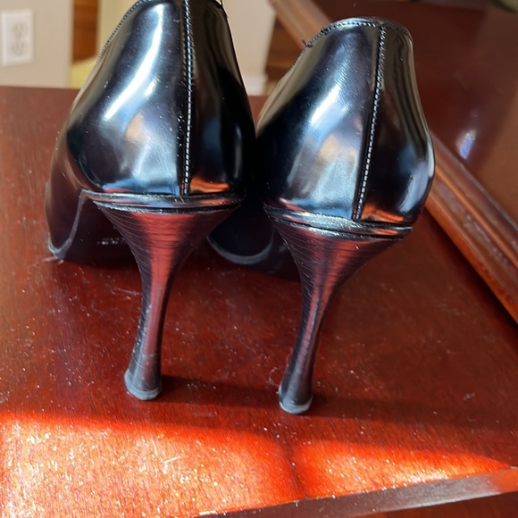 Beautiful woman’s Gucci black high heels - Picture 2 of 7
